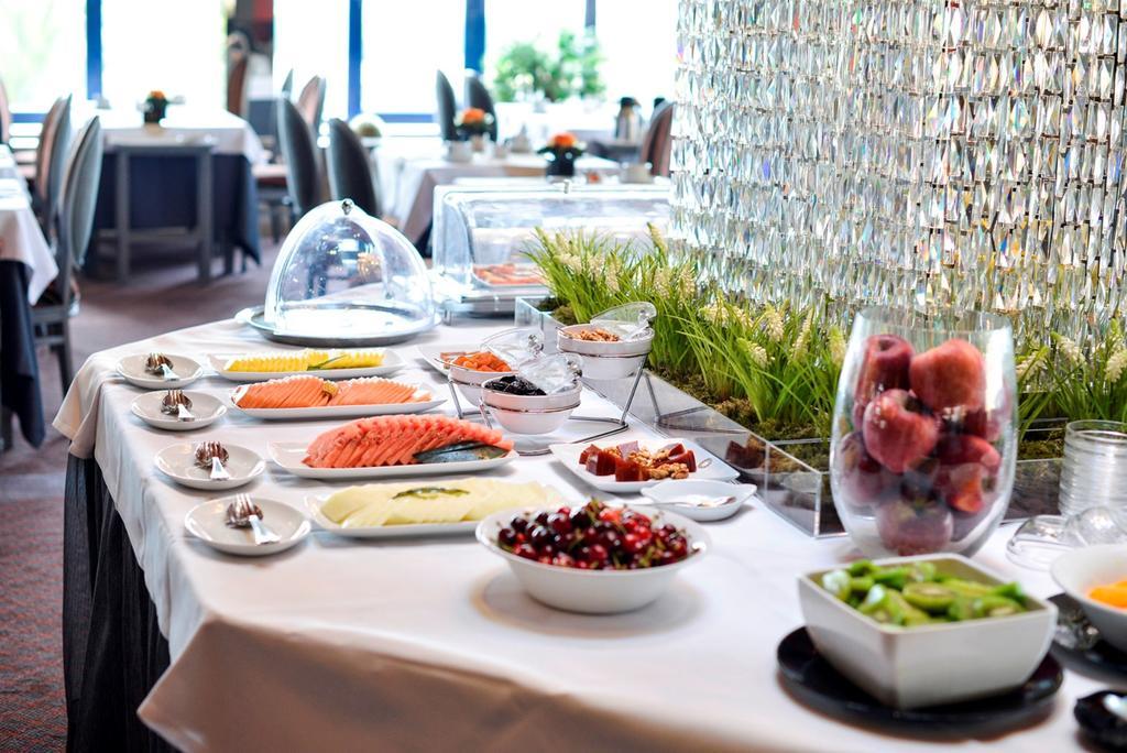 Hotel Solverde Spa And Wellness Center Vila Nova de Gaia Eksteriør bilde A buffet at a restaurant