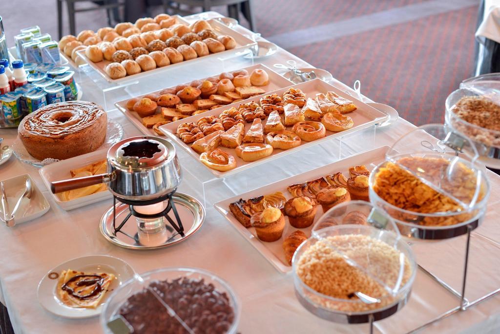 Hotel Solverde Spa And Wellness Center Vila Nova de Gaia Eksteriør bilde A buffet of pastries